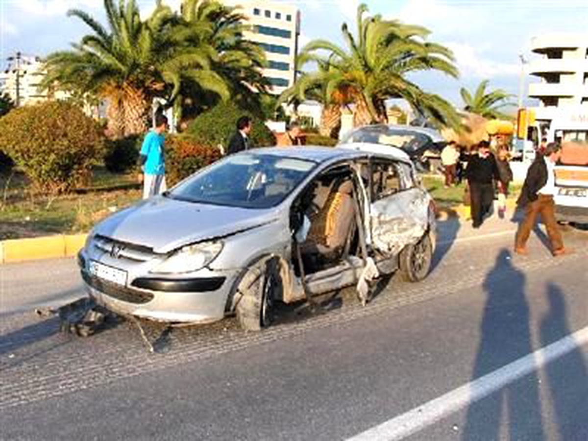 Hasta Taşıyan Ambulans Otomobille Çarpıştı: 2 Yaralı