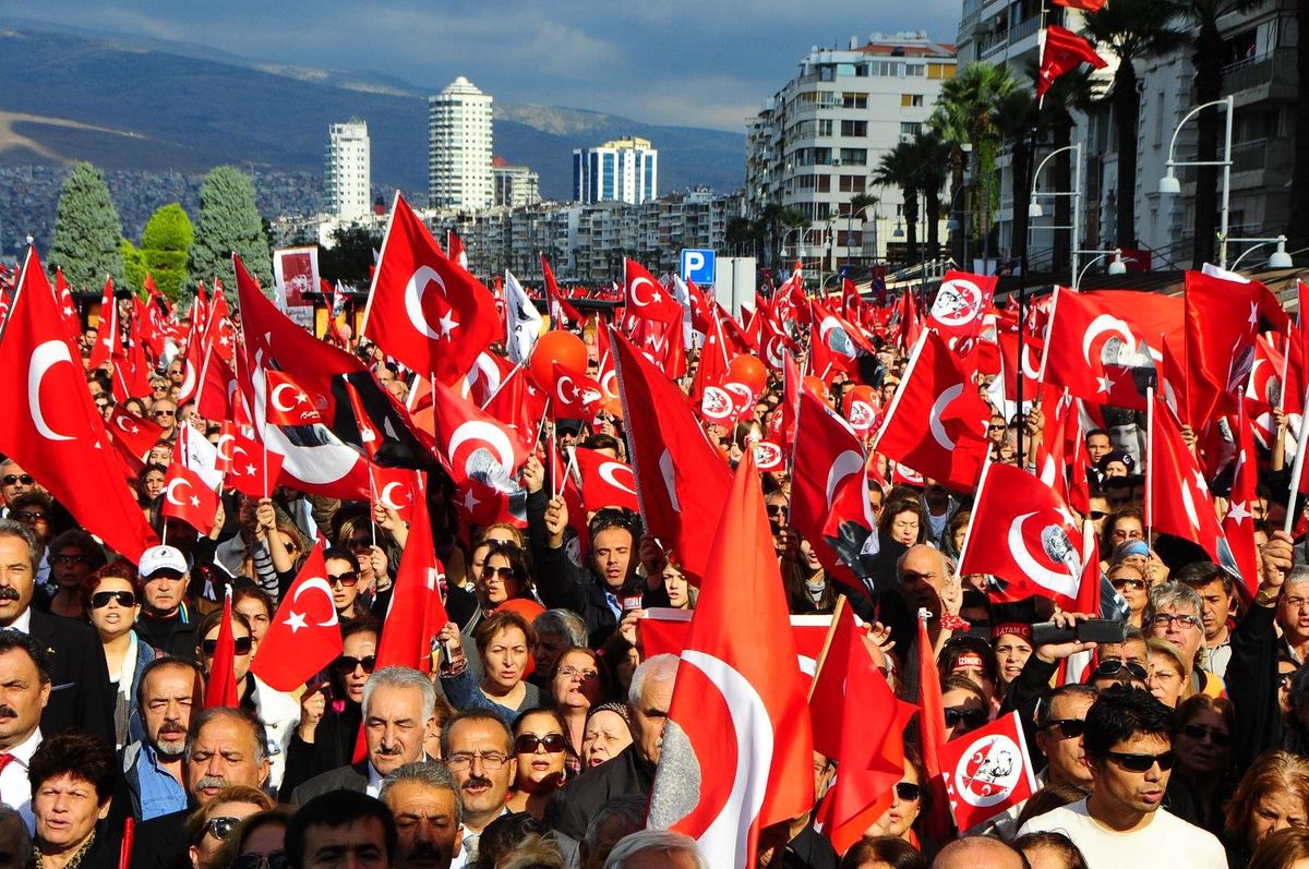 İzmirliler "Atatürk\'e Saygı Yürüyüşü"Nde Buluştu