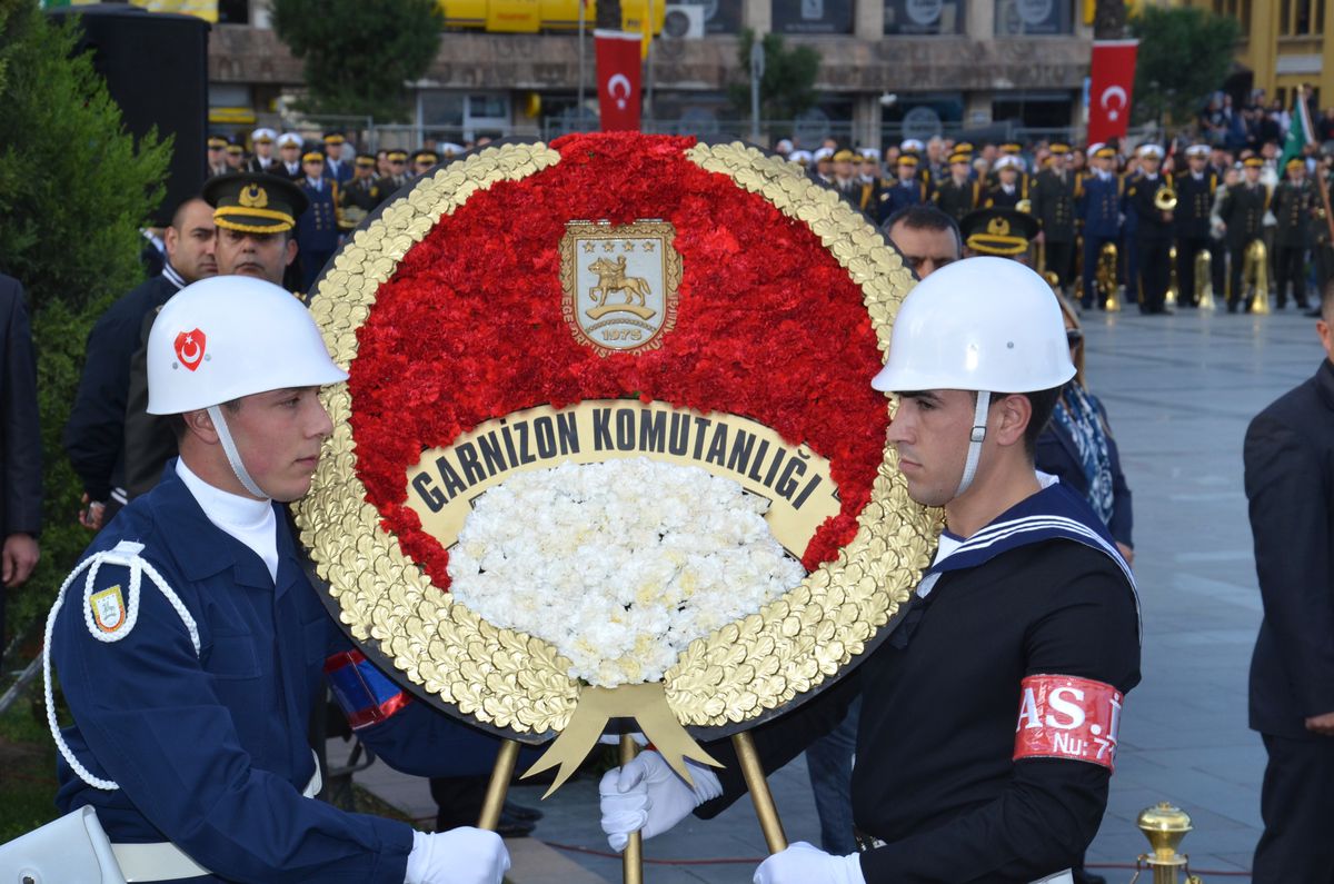 İzmirliler Atatürk\'ü Andı
