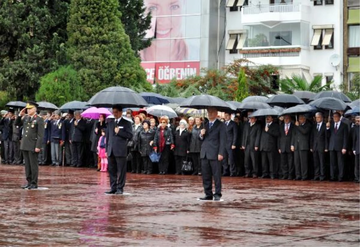 İzmit\'te Yağmur Altında Anma Töreni