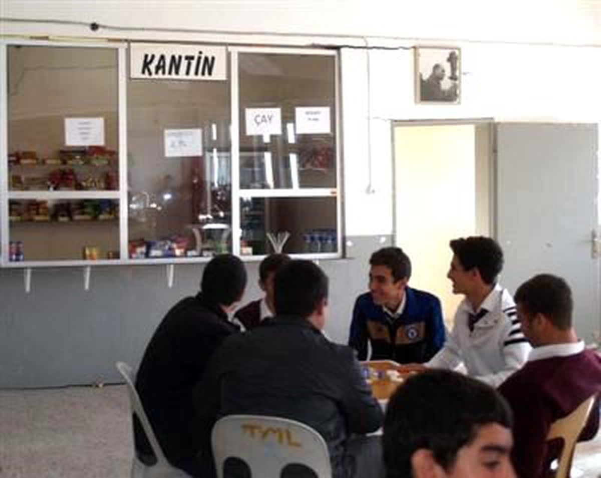 Kantin Duvarlarındaki Çatlaklar Korkuttu