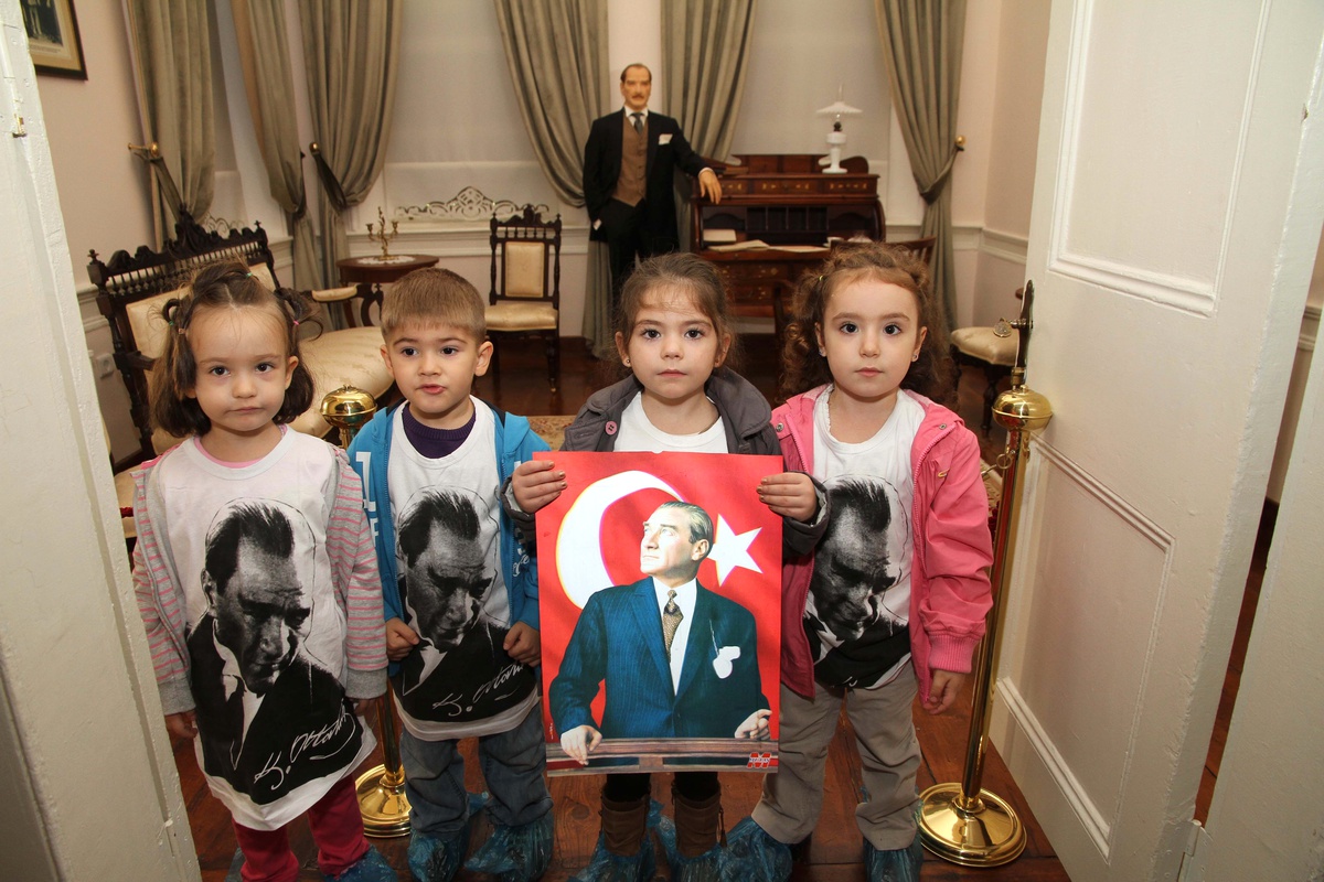 Karşıyaka, Atatürk\'ü 74. Ölüm Yıl Dönümünde Çeşitli Etkinliklerle Andı