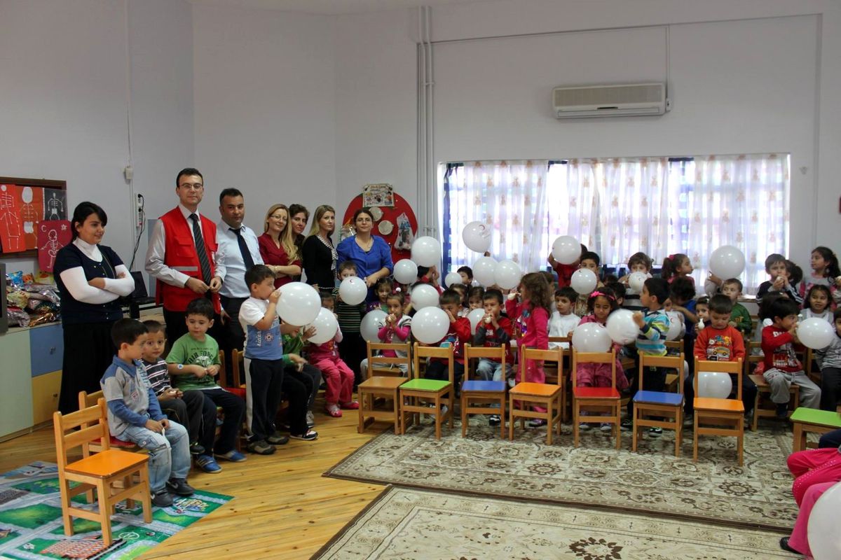Kızılay Miniklere Balon Dağıttı