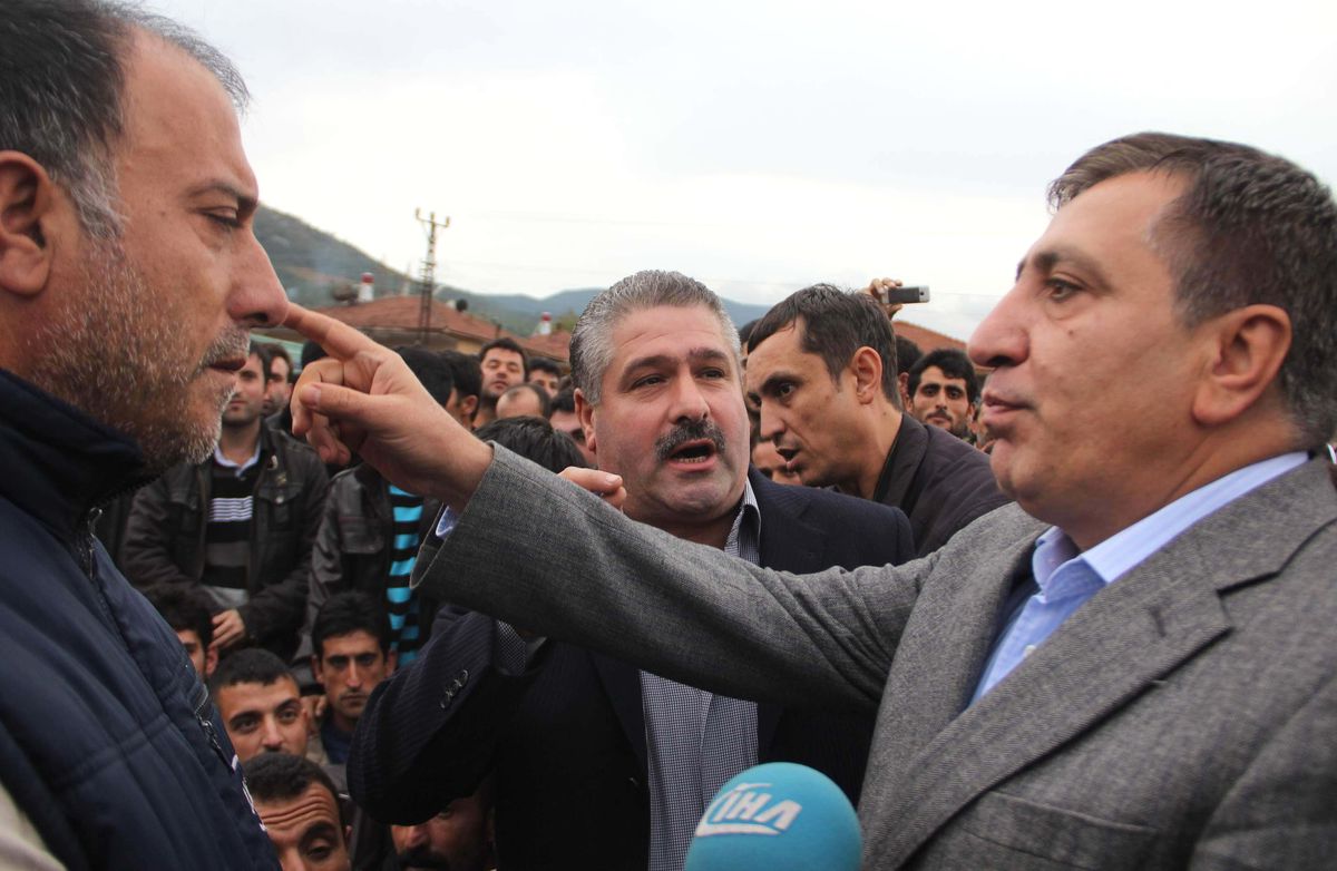 Köylülerden Tabutlu Yol Eylemi