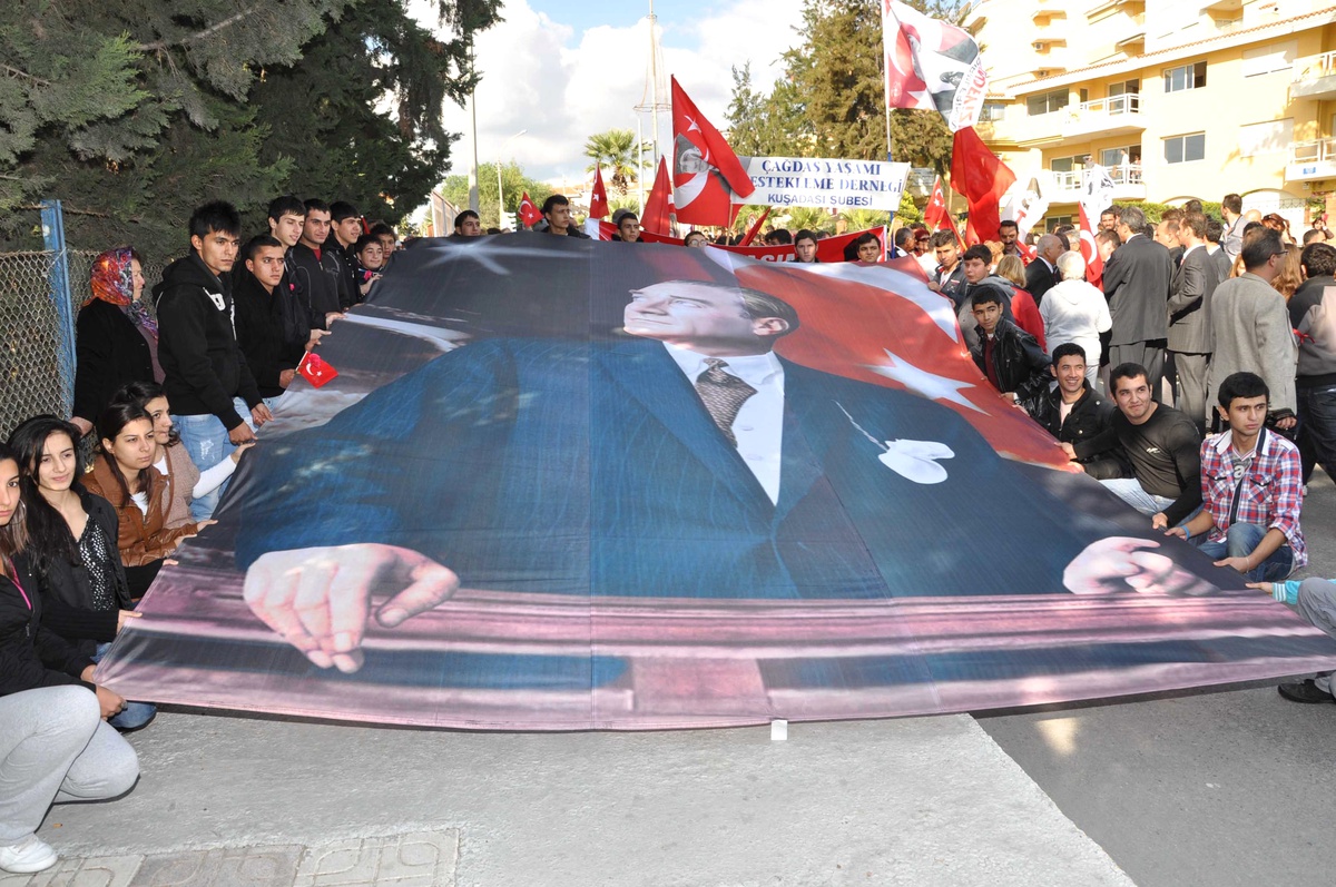Kuşadası\'nda 1881 Genç, 1881 Karanfille Atatürk Anıtına Yürüdü