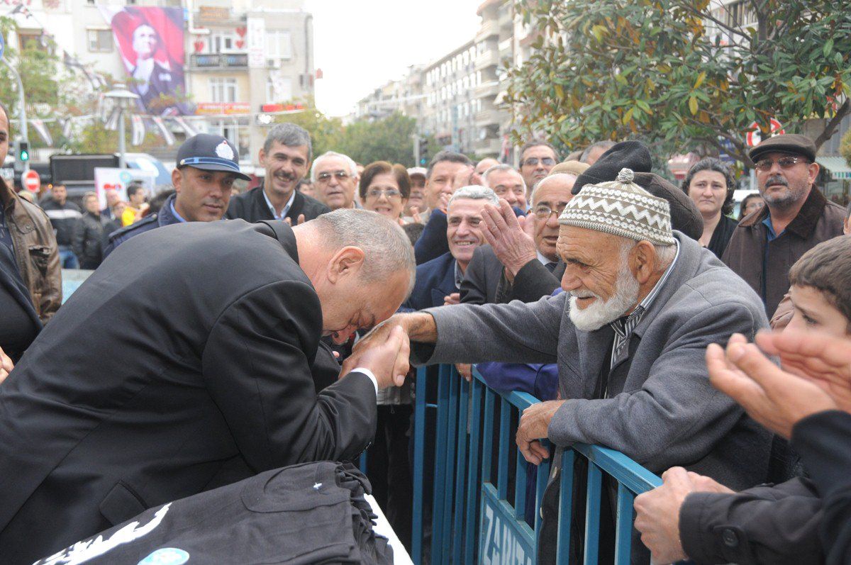 Manisa Belediyesi\'nden 5 Bin Atatürk Tişörtü