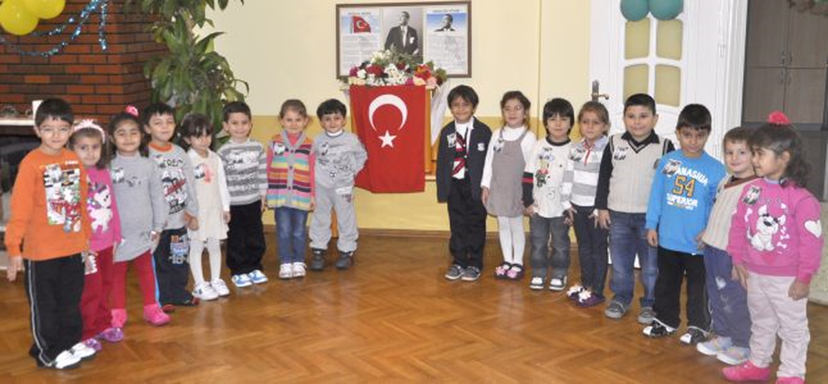 Minik Yürekler Ata\'yı Unutmadı