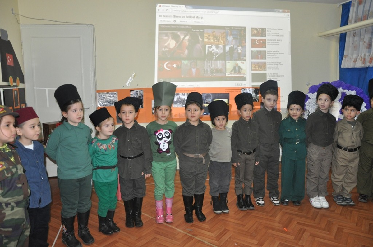 Miniklerden Ata\'ya Saygı
