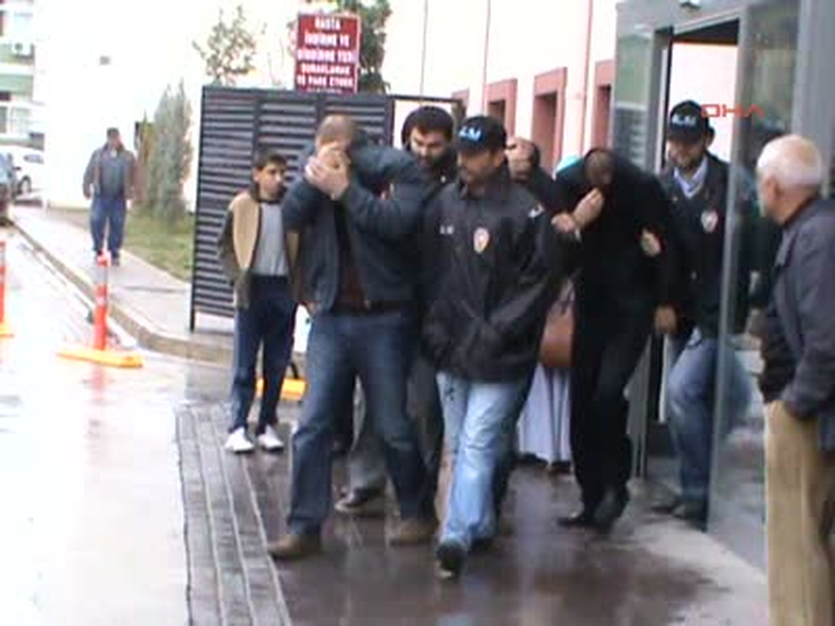 Sakarya Diyarbakır\'dan İstanbul\'a Esrar Getirirken Yakalandılar