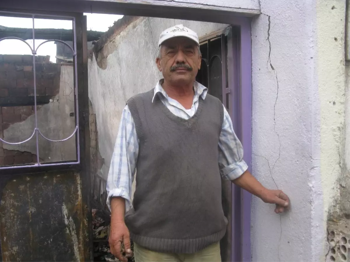 Selendi\'de 2 Ev Tamamen Yandı