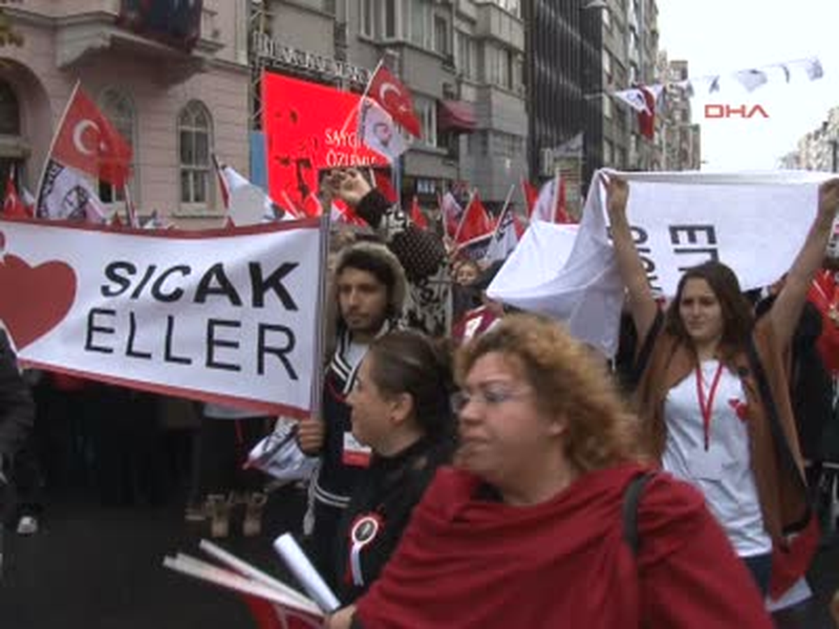 Şişli\'de "Atatürk\'e Saygı Yürüyüşü" Düzenlendi