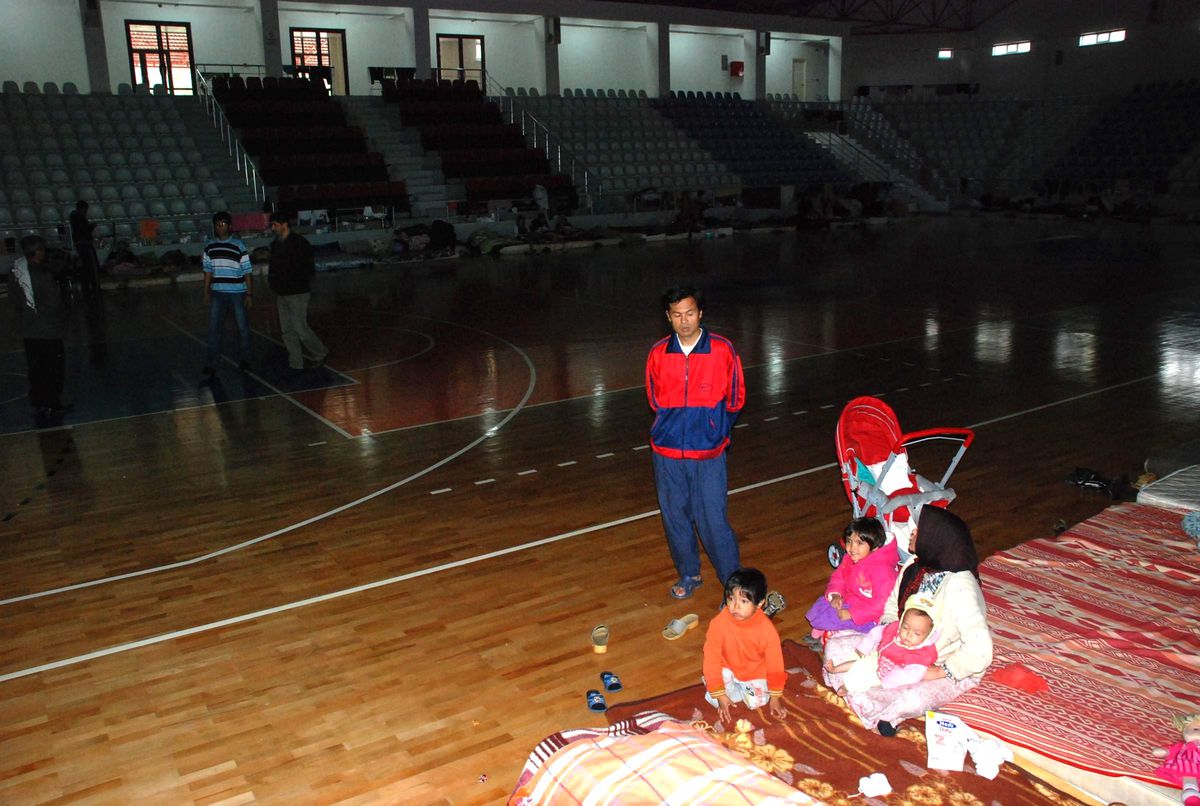 Spor Salonunda Kalan Mültecilere Yardım