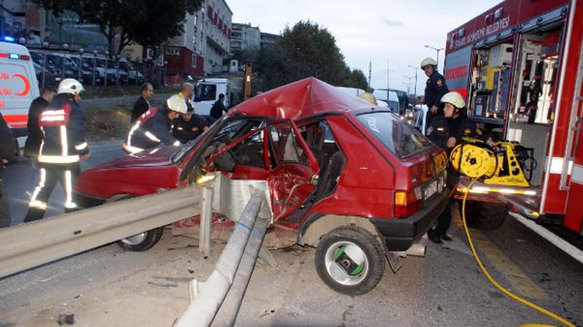 Sürücü Kazada Yolcu Koltuğunda Sıkıştı,aracı Görenler Yaşadığına İnanamadı