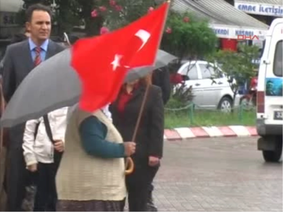 Tarsus 10 Kasım Töreninde Köylü Kadının Bayrak Eylemi