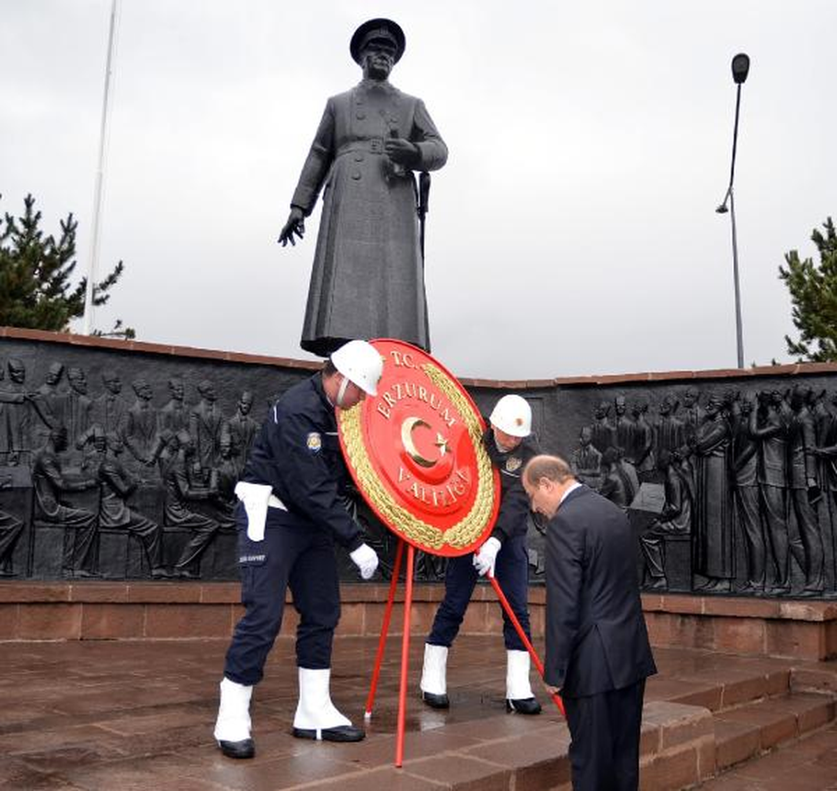 Tören Bitti, CHP Anıta Çelenk Koydu
