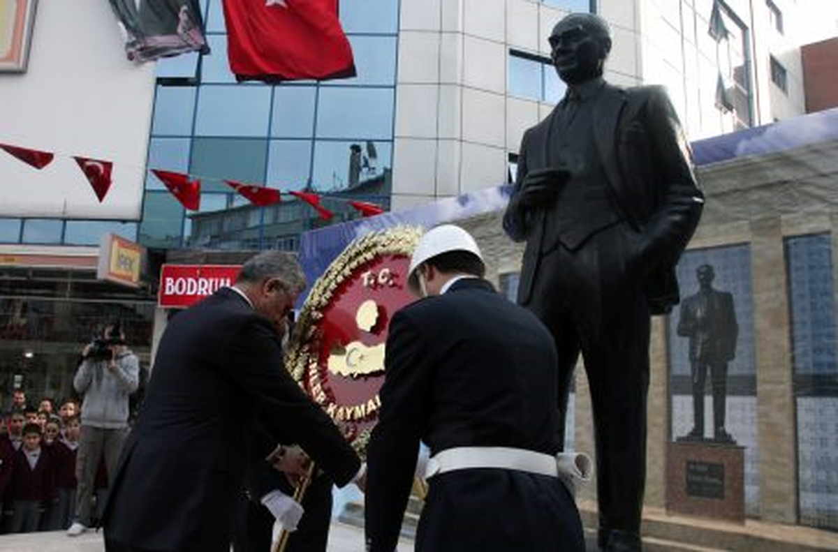 Ulu Önder Atatürk Esenler\'de Anıldı