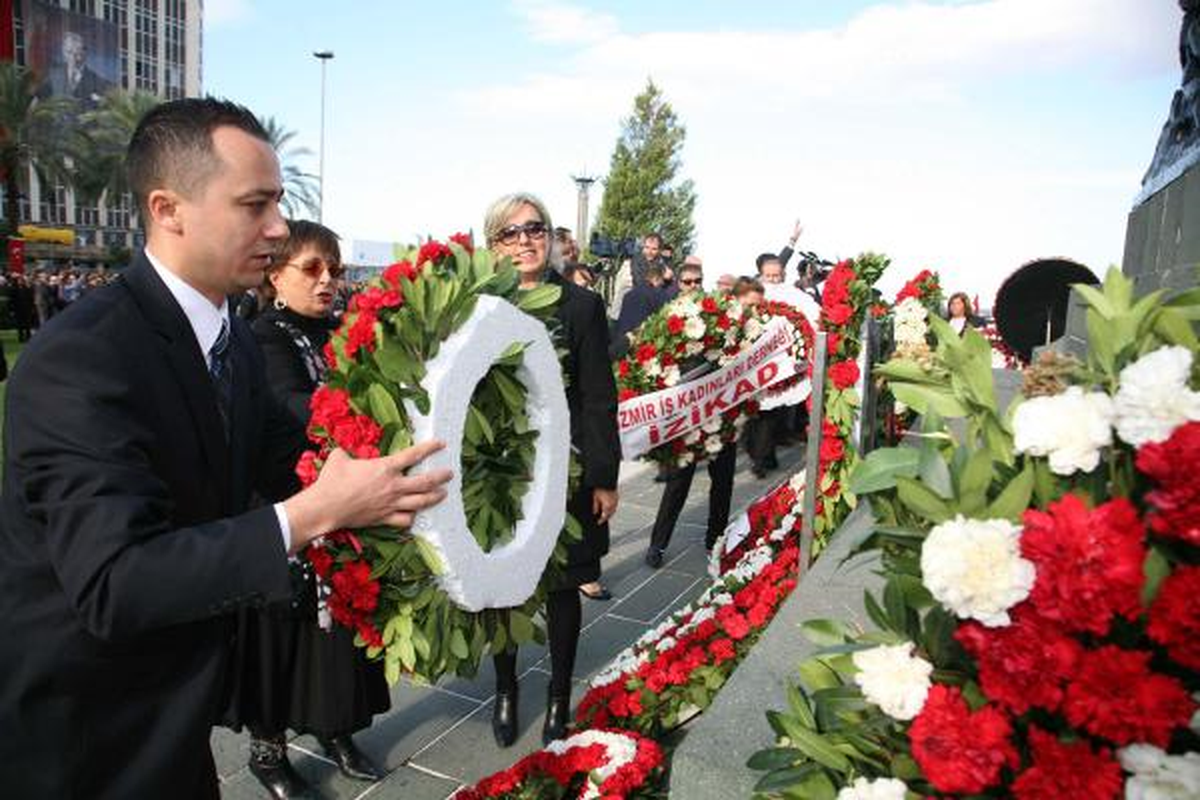 Ulu Önder Atatürk İzmir\'de Özlemle Anıldı