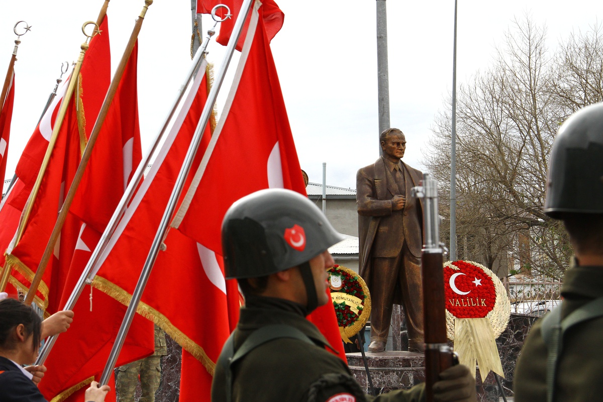 Ulu Önder Atatürk\'ü Anıyoruz