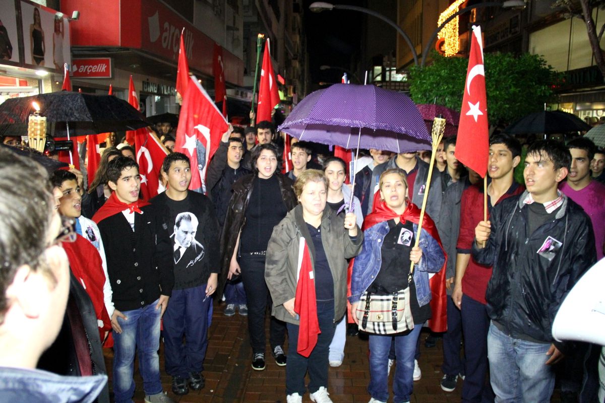 Yağmur Altında Atatürk\'ü Andılar