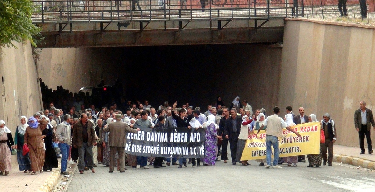 Yola Barikat Kuran Gruplara Polis Müdahale Etti