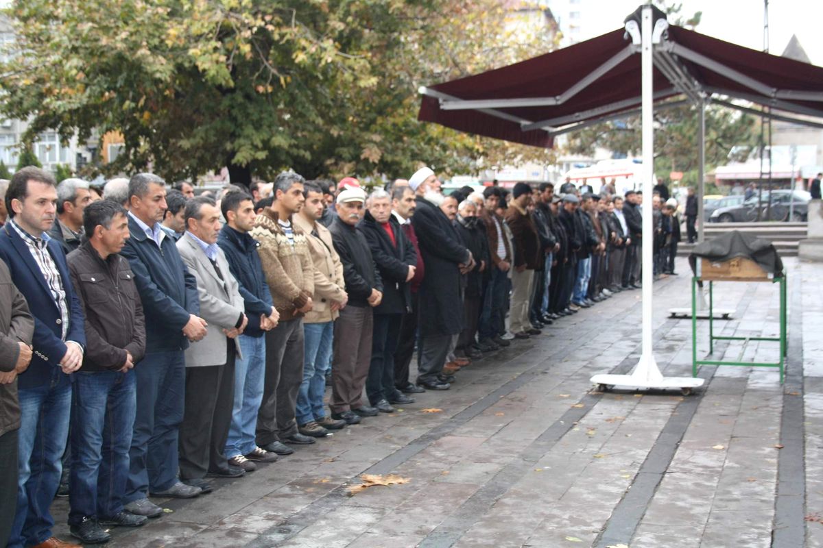 5\'inci Kattan Düşerek Ölen Genç Kız Defnedildi
