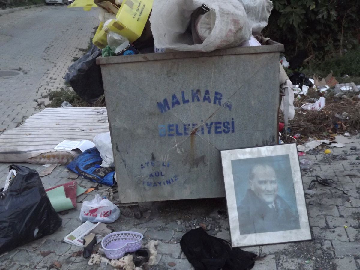 Atatürk Posteri Çöpe Atıldı