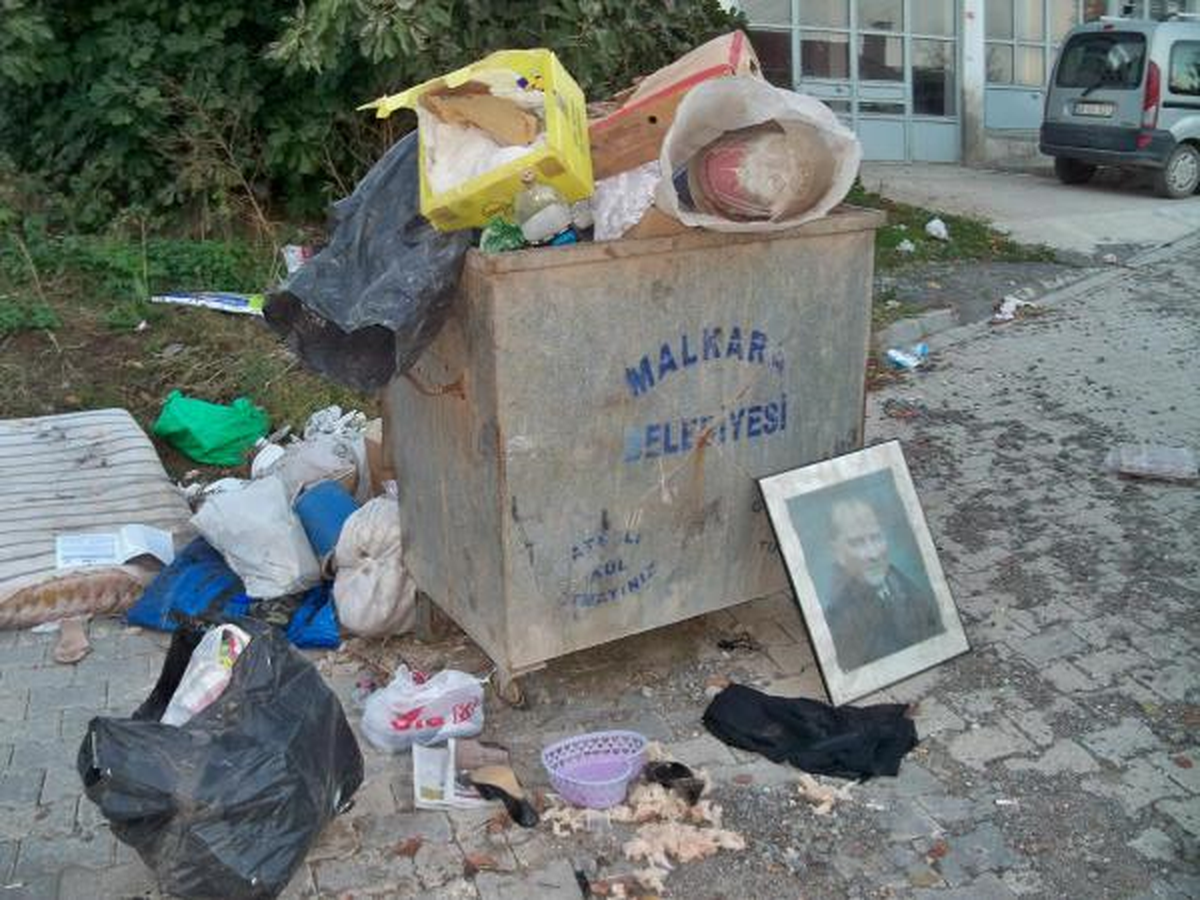 Atatürk Posterini Çöpe Attılar