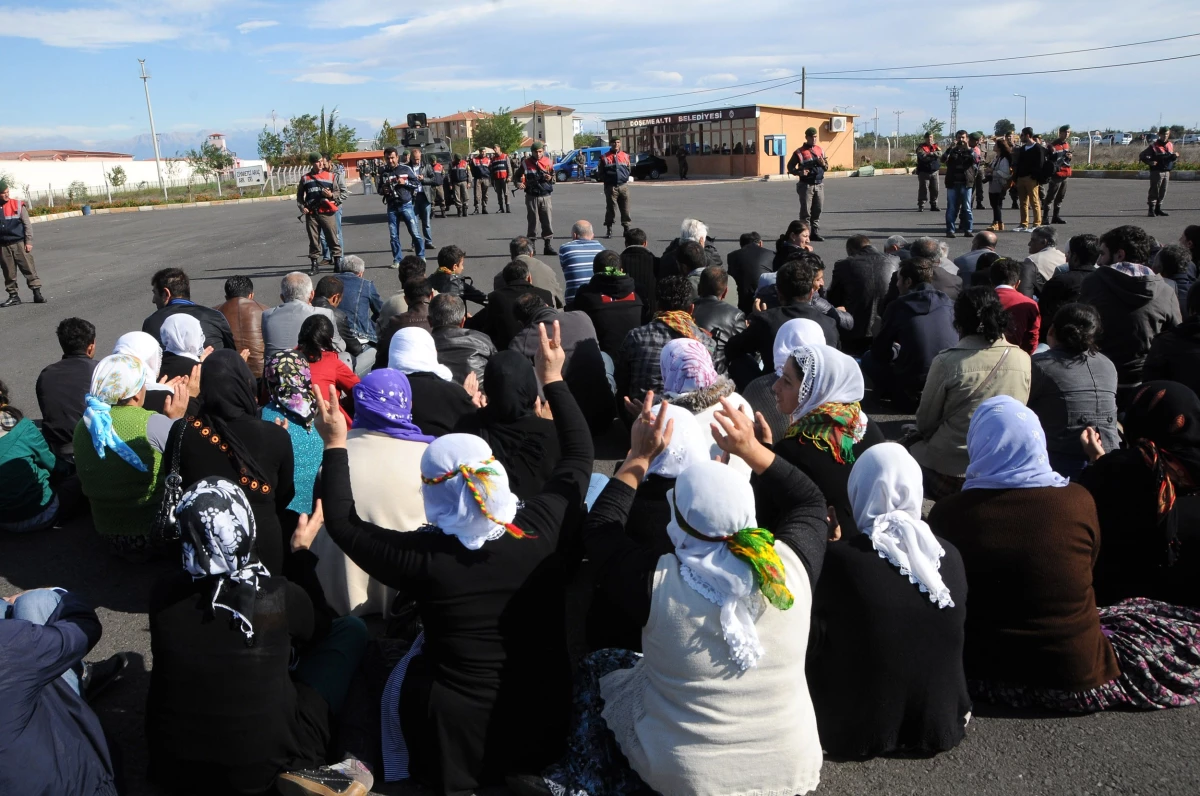 BDP\'den Cezaevi Önünde Oturma Eylemi