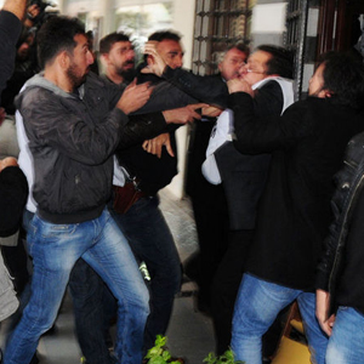 BDP\'li Vekilden Polise Yumruk