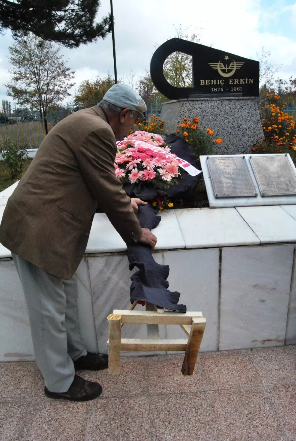 Behiç Erkin Eskişehir'deki Anıt Mezarı Başında Anıldı