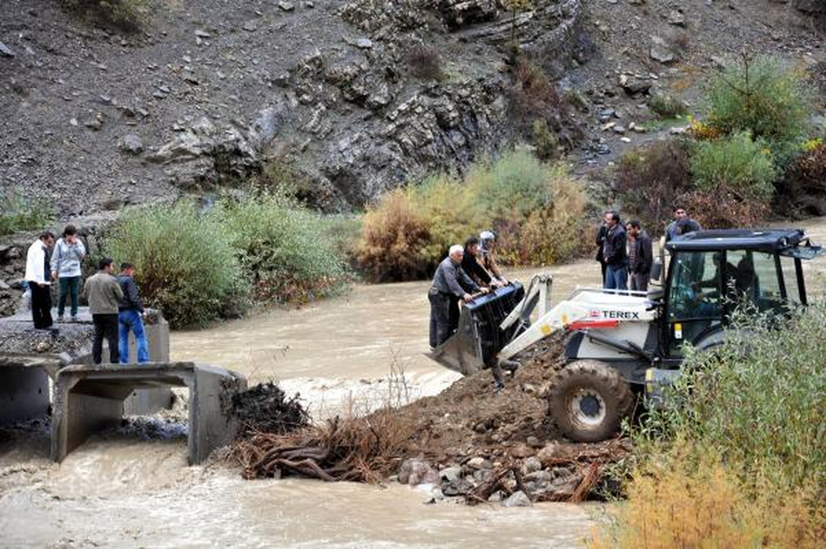 Beytüşşebap\'ta Sel Köprüyü Yıktı, Mahsur Kalanlar Kepçeyle Taşındı