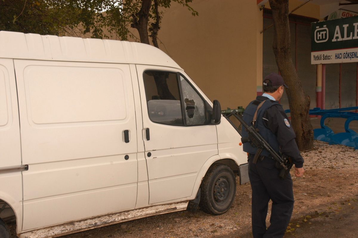 Boşanmak İstediği Eşinin Yakını Aracını Kurşunladı