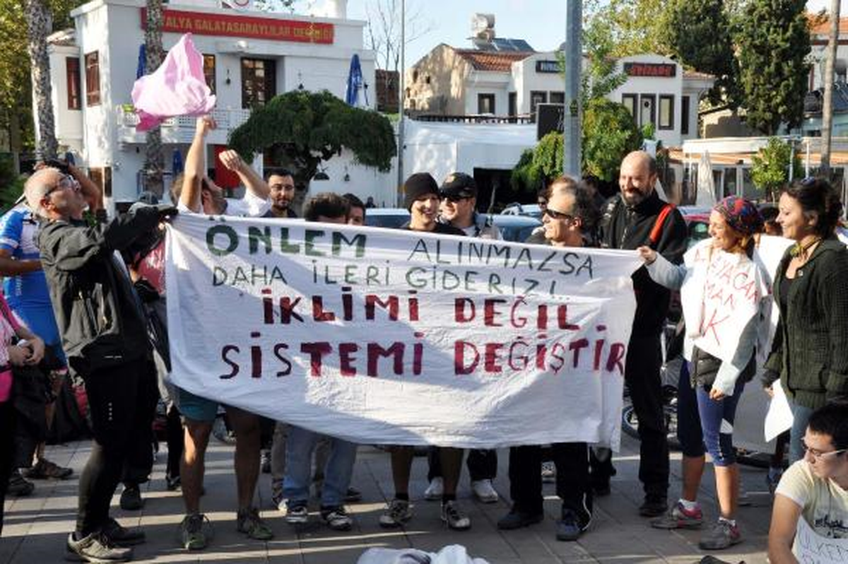 Çevre Kirliliğini Protesto İçin Soyundular