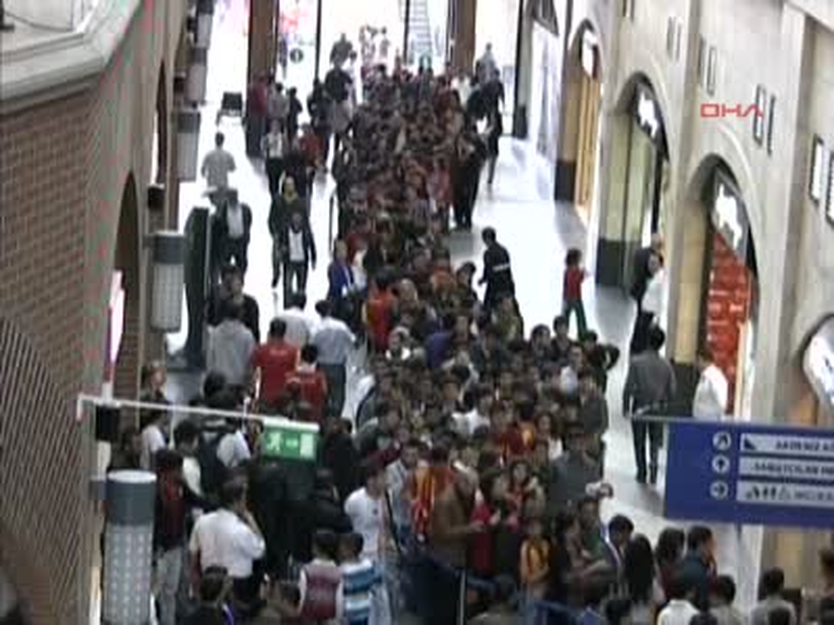 Galatasaraylılar\'ın İmza Gününde İzdiham