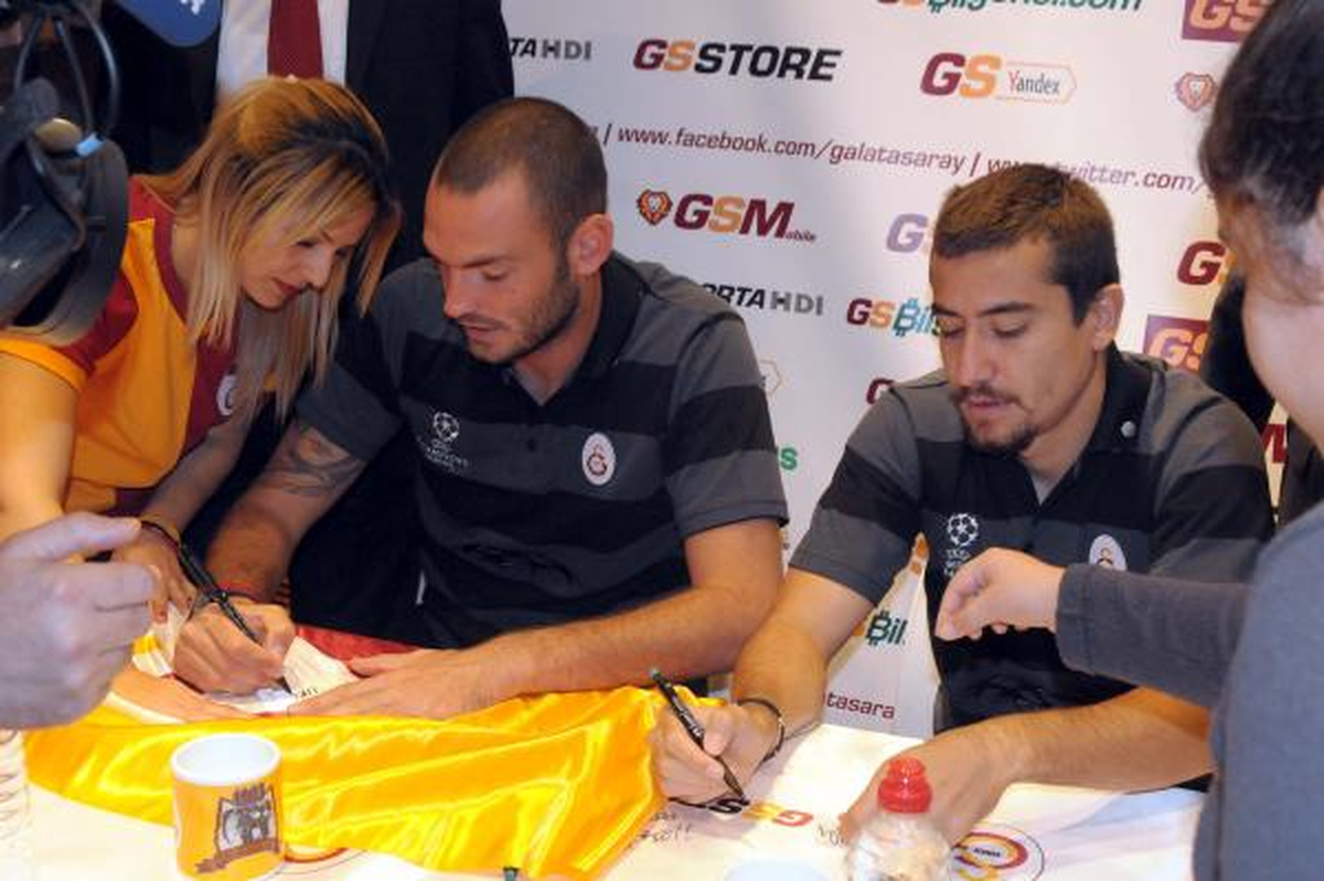 Galatasaraylı Futbolculara İmza Gününde İzdiham