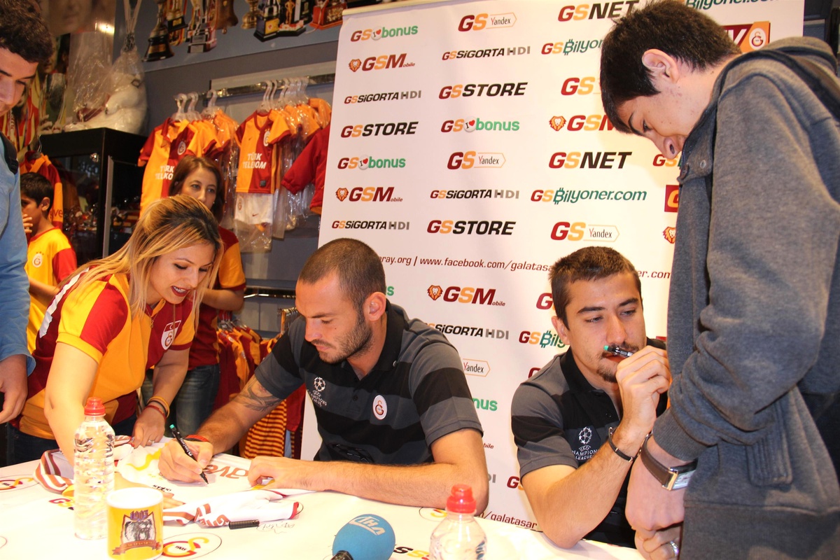 Galatasaraylı Futbolcuların İmza Gününde İzdiham