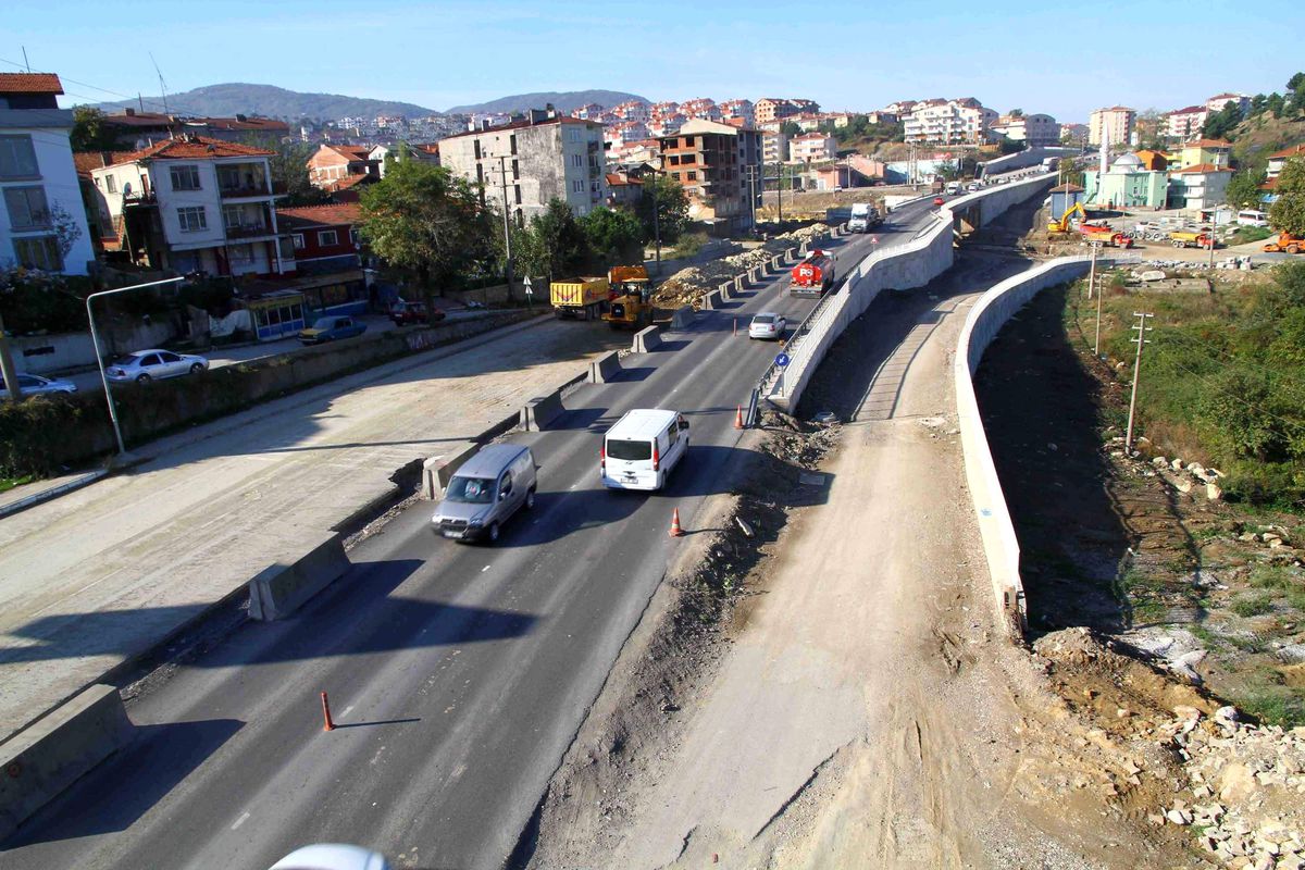 Gölcük 2 Kavşağı\'nda Çalışmalar Sürüyor