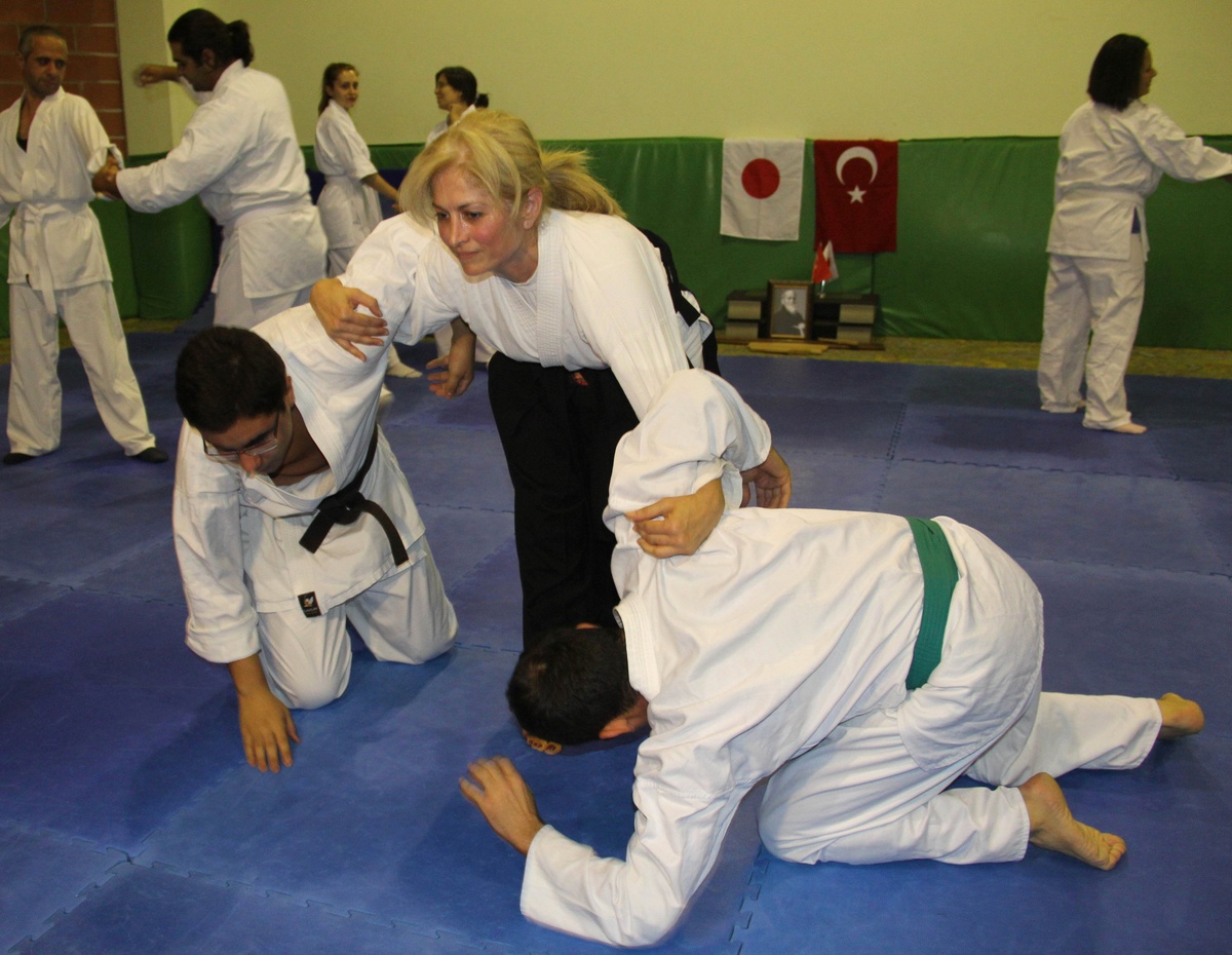 Kadınlar Dayakçı Kocalarına Karşı Aikido Öğreniyor