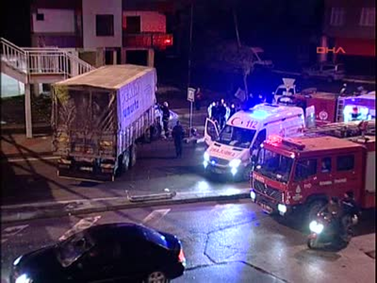 Kamyon Sürücüsü Sıkıştığı Yerden 1 Saatlik Çalışma Sonrası Kurtarıldı Çekmeköy'de Kontrolden Çıkan...