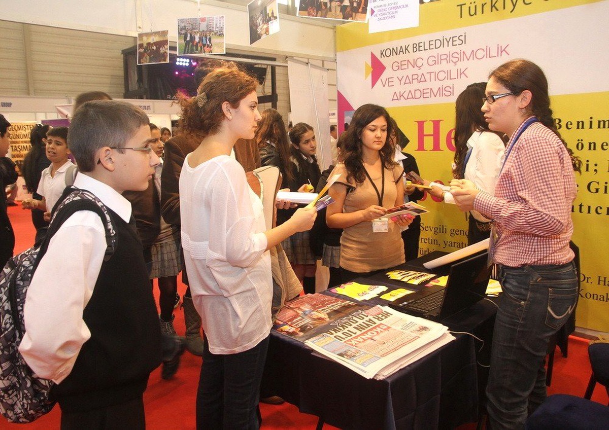 Konak Belediyesi\'nden İstihdam Zirvesi\'ne Akademik Stand