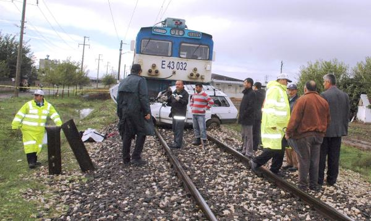 Osmaniye\'de Yük Treni Otomobile Çarptı: 1 Ölü