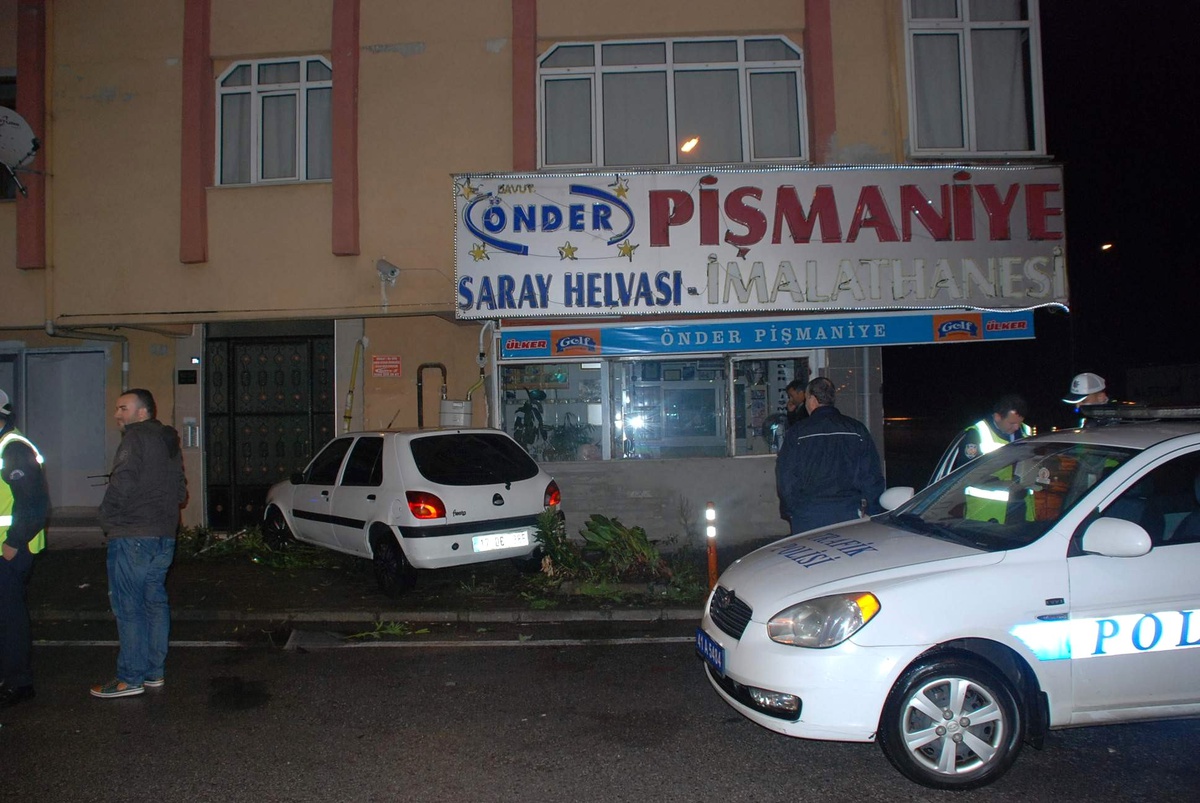 Otomobil Apartmana Girdi: 1 Yaralı