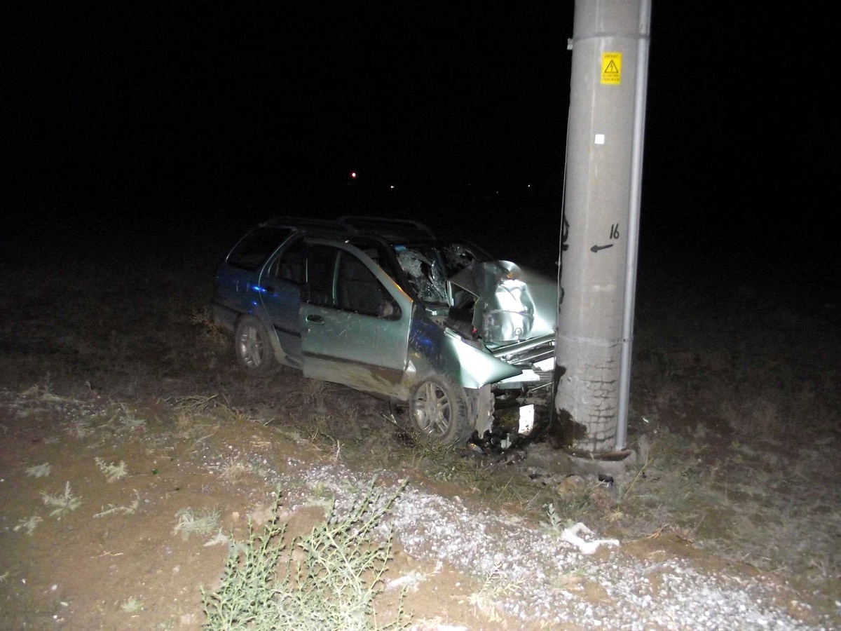 Otomobil Elektrik Direğine Çarptı: 2 Yaralı