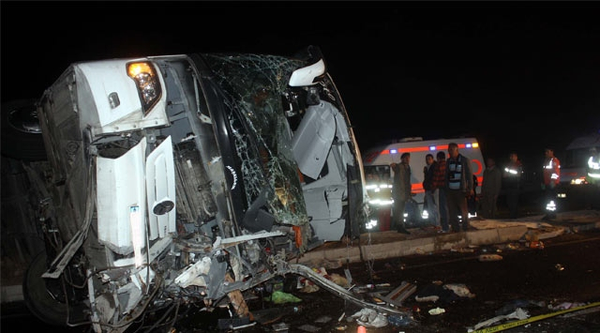Şiddetli Rüzgar Otobüs Devirdi