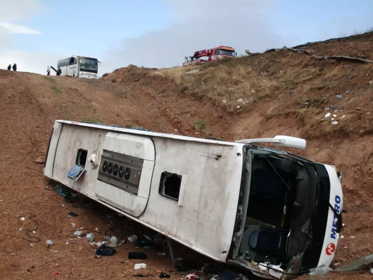 Şiddetli Rüzgar Otobüs Devirdi