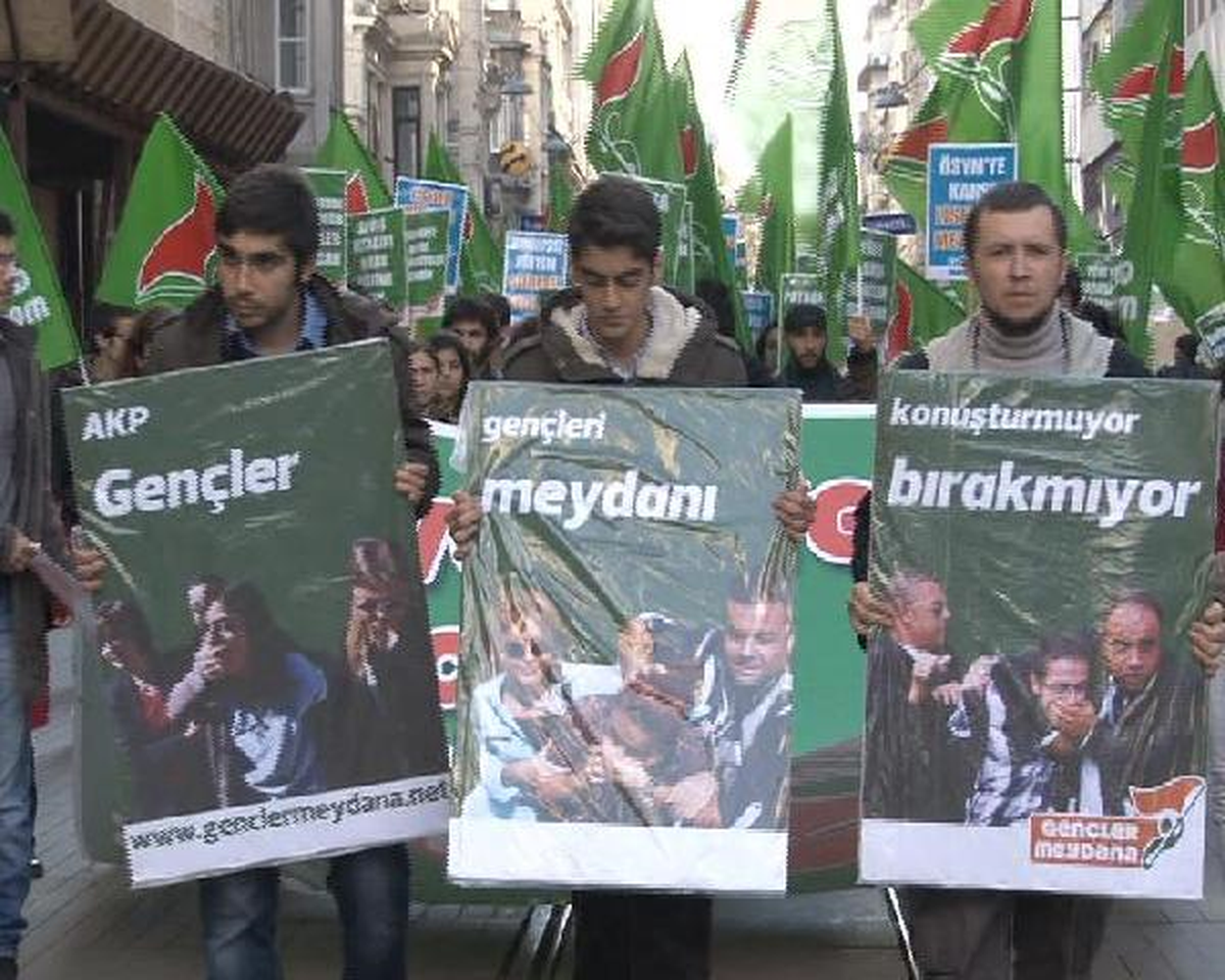 Taksim\'de Tiyatrolu YÖK Protestosu
