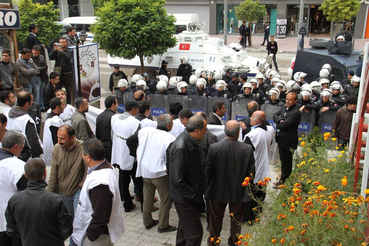 Van\'da Gergin Tabutlu Yürüyüş