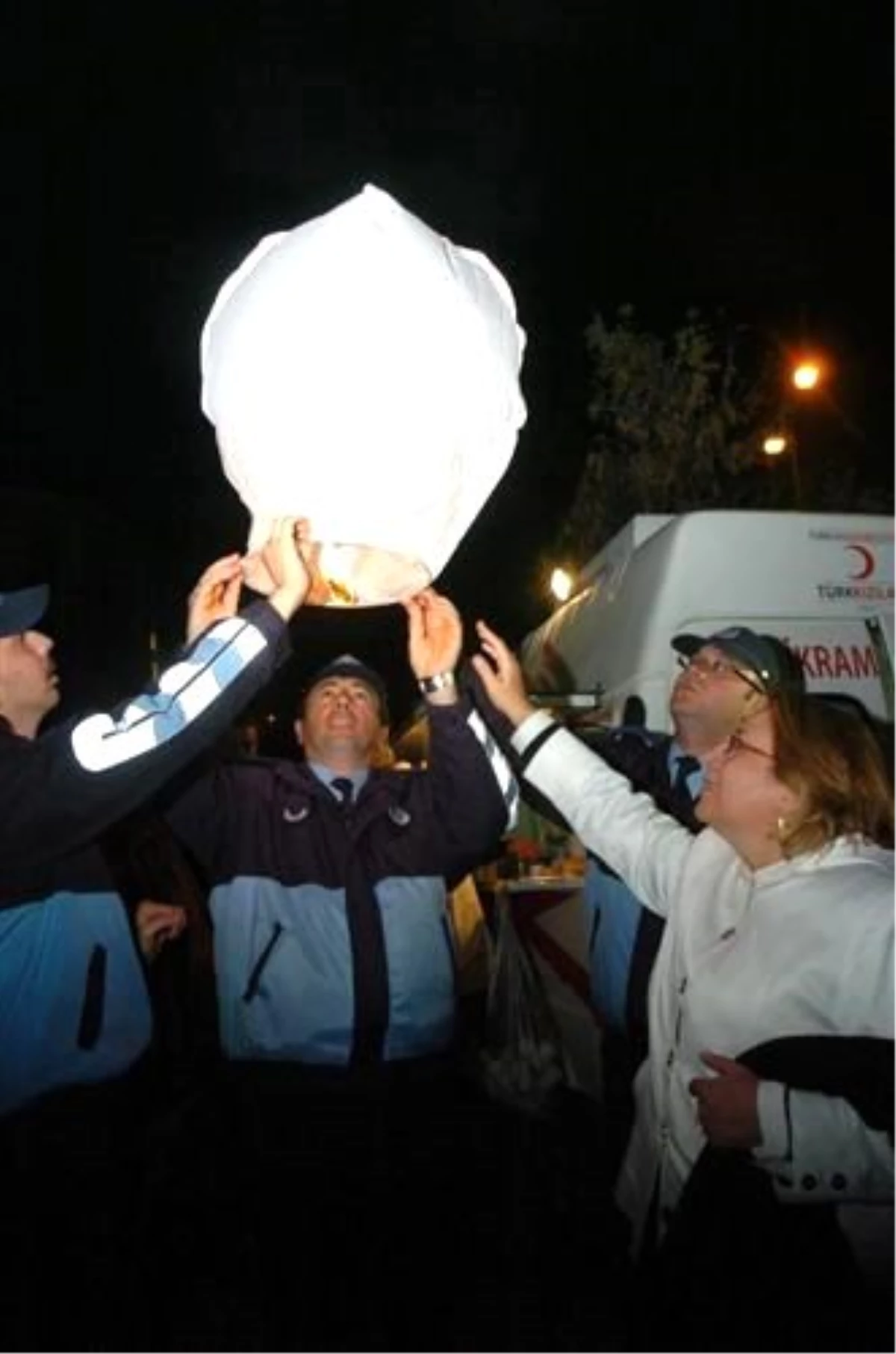 12 Kasım Depreminin 13\'üncü Yılında Gökyüzüne Balonlar Bırakıldı