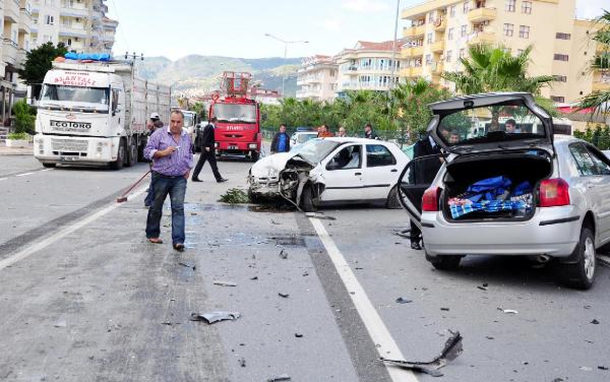 Alanya\'da Aşırı Hız Kazası: 3 Yaralı