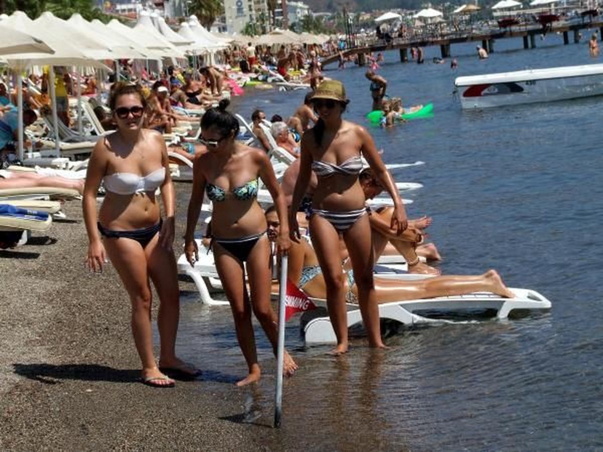 Alanya\'da Turistler Plajları Doldurdu
